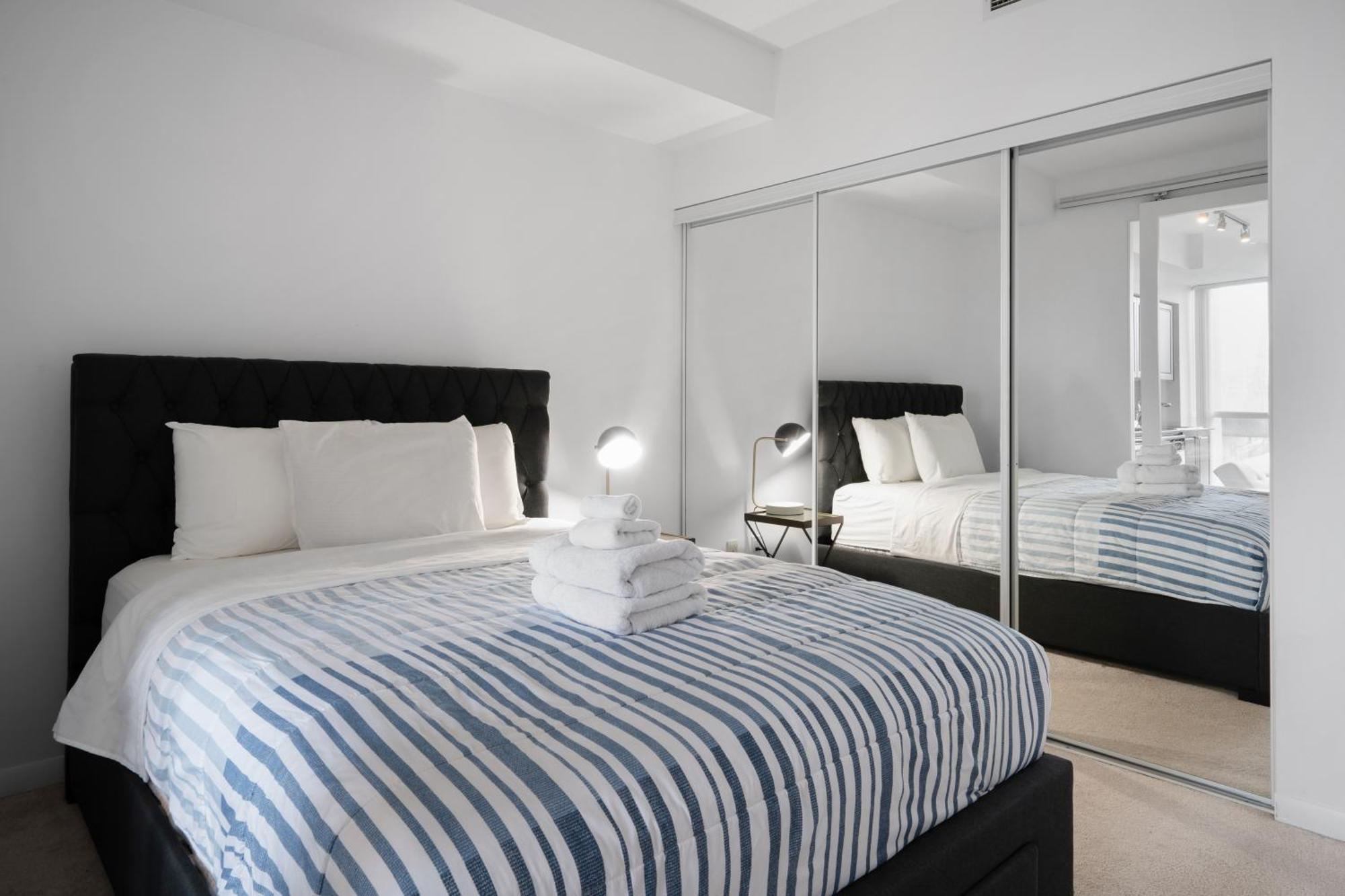 Downtown Toronto 1 Bdrm Condo With Parking And Views Esterno foto
